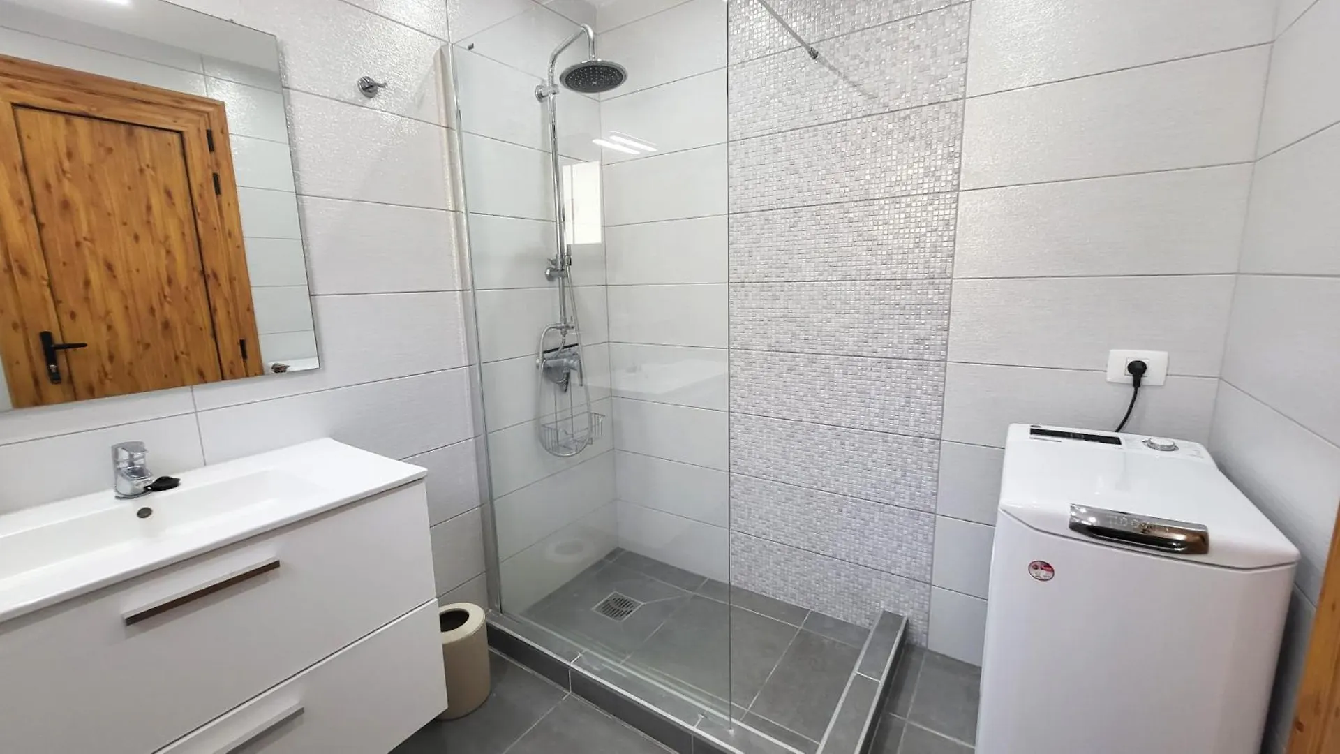 Discover Your Perfect Escape ! Арона 0*,