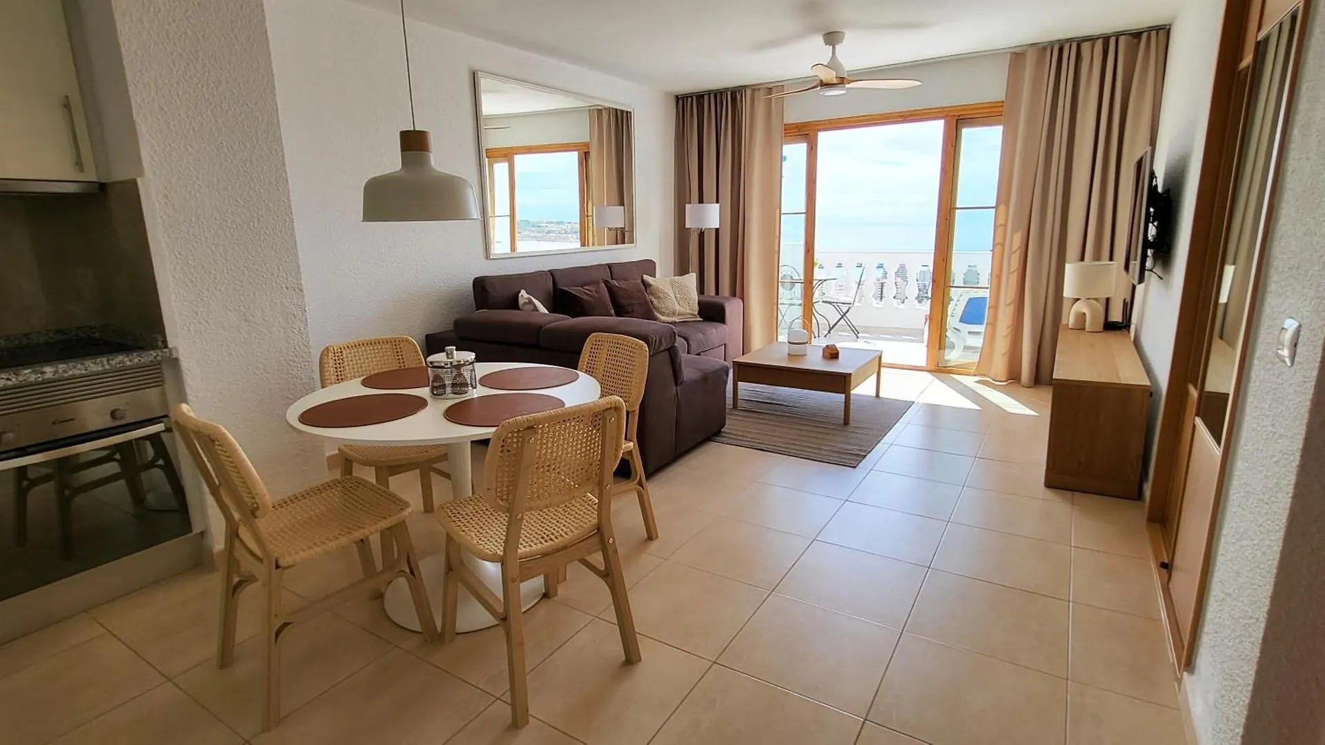 Discover Your Perfect Escape ! Арона 0*,